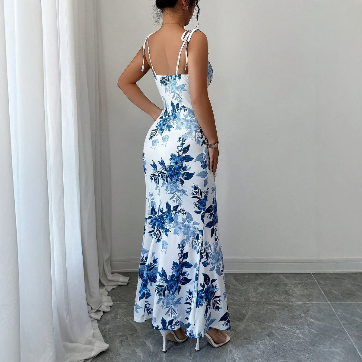 Elegant Floral Halter Dress – Sleeveless Bodycon Style